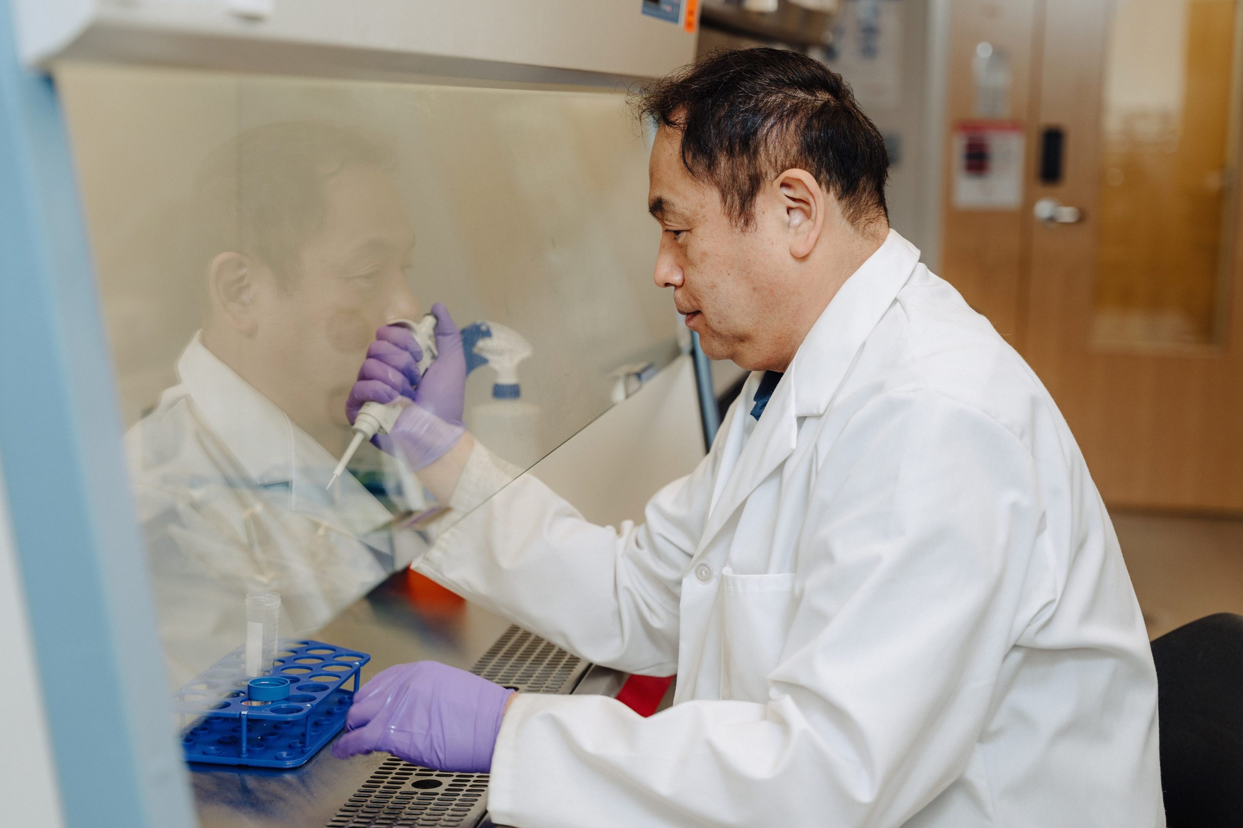 Photo of Dr. Michio Kurosu working in the lab